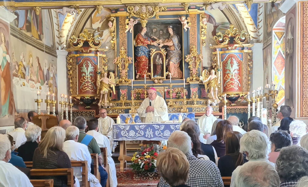 Il vescovo durante l'inaugurazione del restauro di Antillone