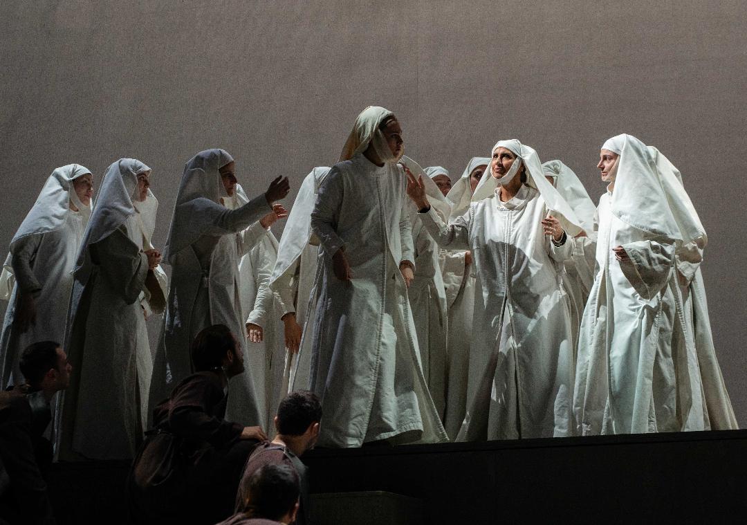 Una scena dalla 'prima' della stagione del teatro Coccia, che si è aperta con "Il Trovatore" di Giuseppe Verdi
