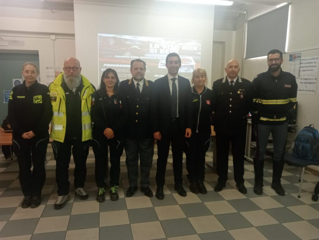 Foto di gruppo dei relatori del convegno finale de "La vita non si beve". Con Prefettura, 118, Carabinieri e Polizia