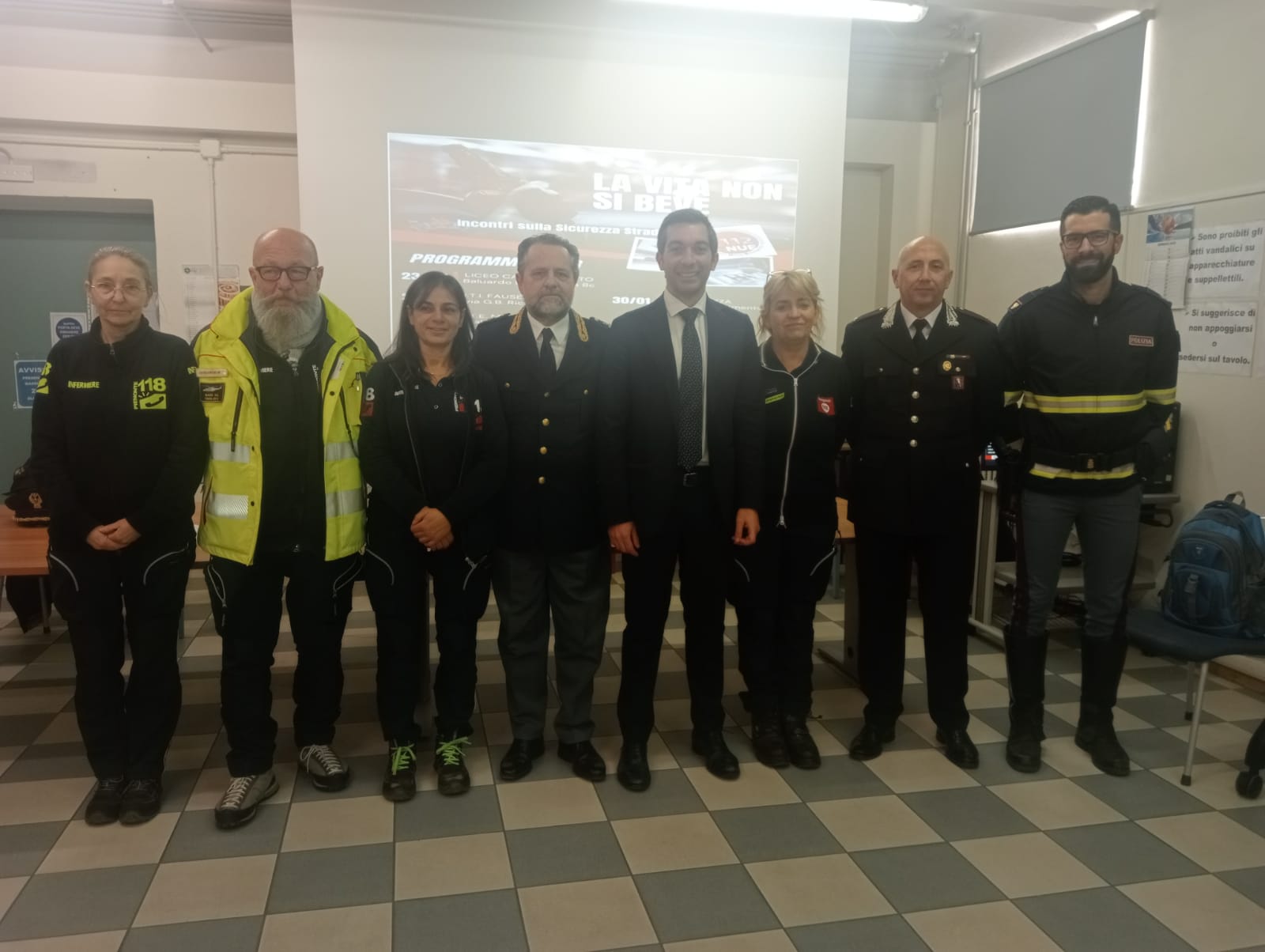 Foto di gruppo dei relatori del convegno finale de "La vita non si beve". Con Prefettura, 118, Carabinieri e Polizia