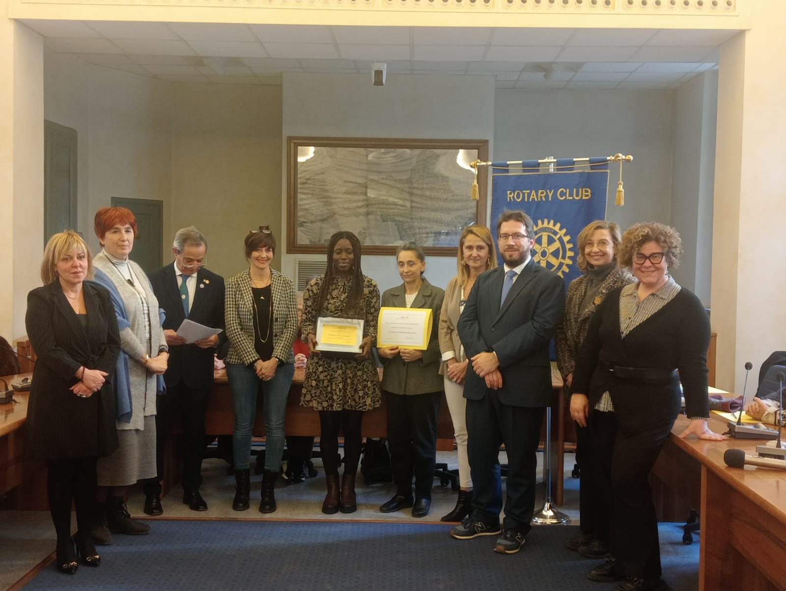 La consegna del riconoscimento a Nancy Elizabeth Donkor alla presenza delle autorità e dei rappresentanti del Rotary Club Novara San Gaudenzio