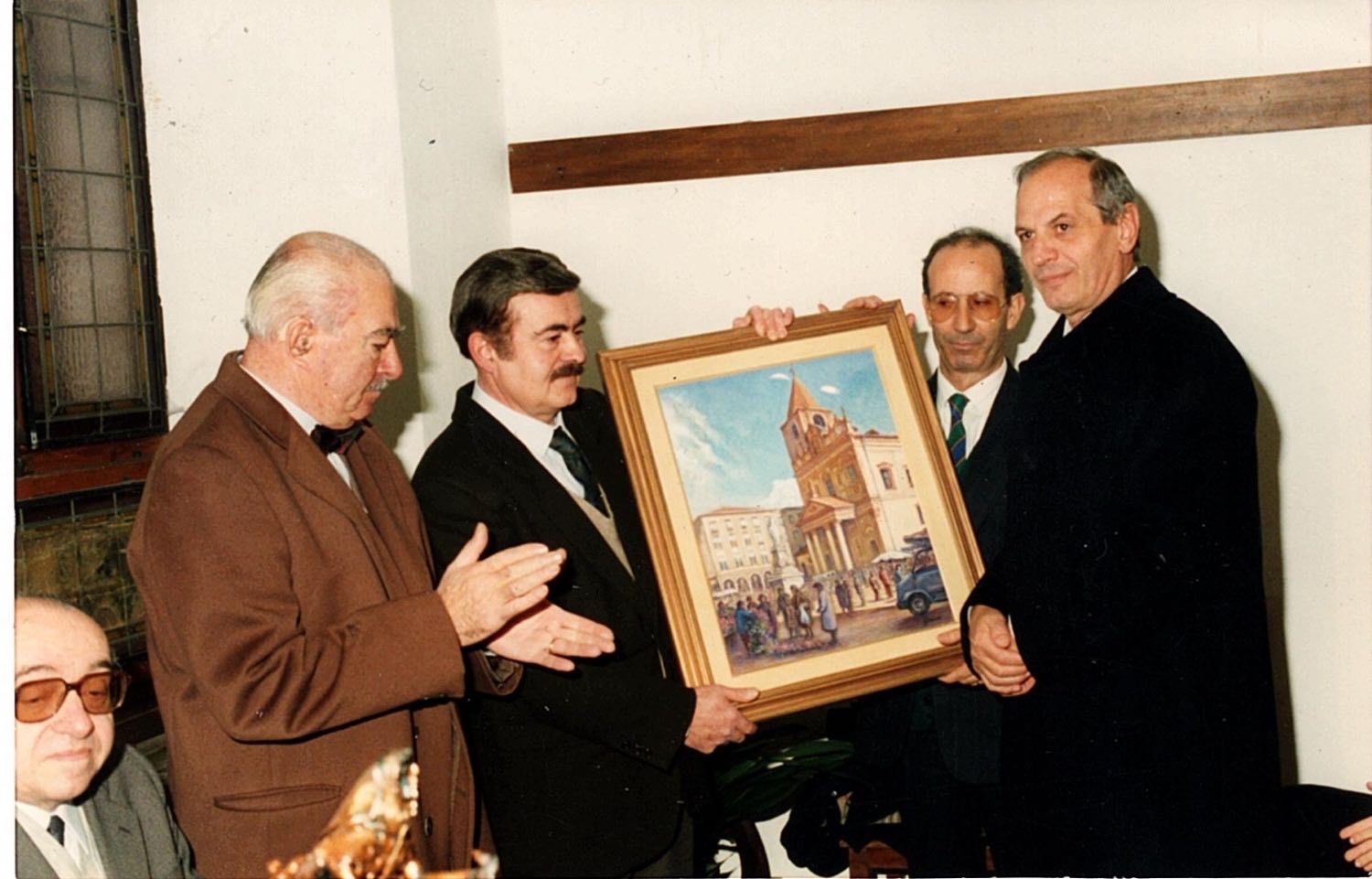 A destra, il dottor Mauri nel 1990 a Borgomanero
