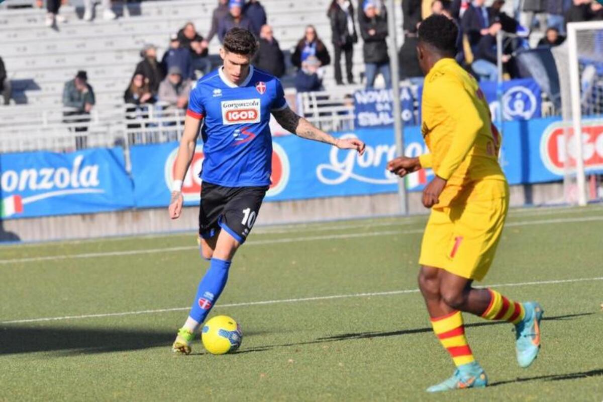 Un momento della partita del Novara con l'Albinoleffe, in cui ha la palla un giocatore azzurro