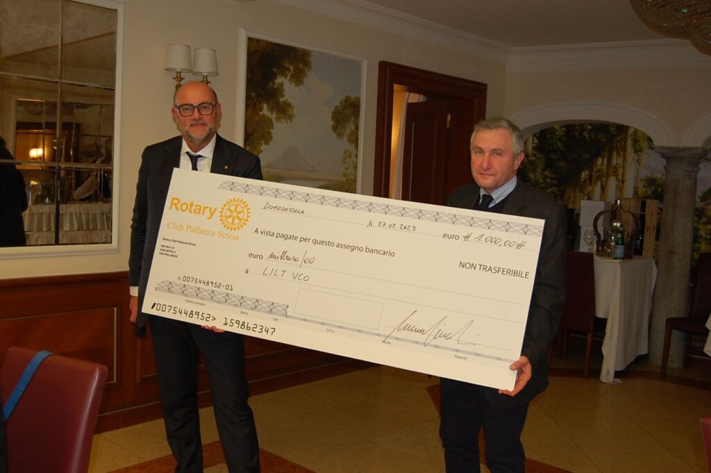 Passaggio assegno Rotary LILT mille euro