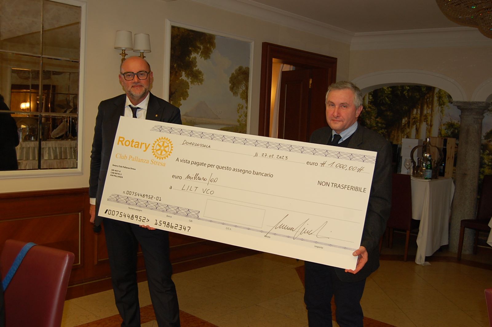 Passaggio assegno Rotary LILT mille euro