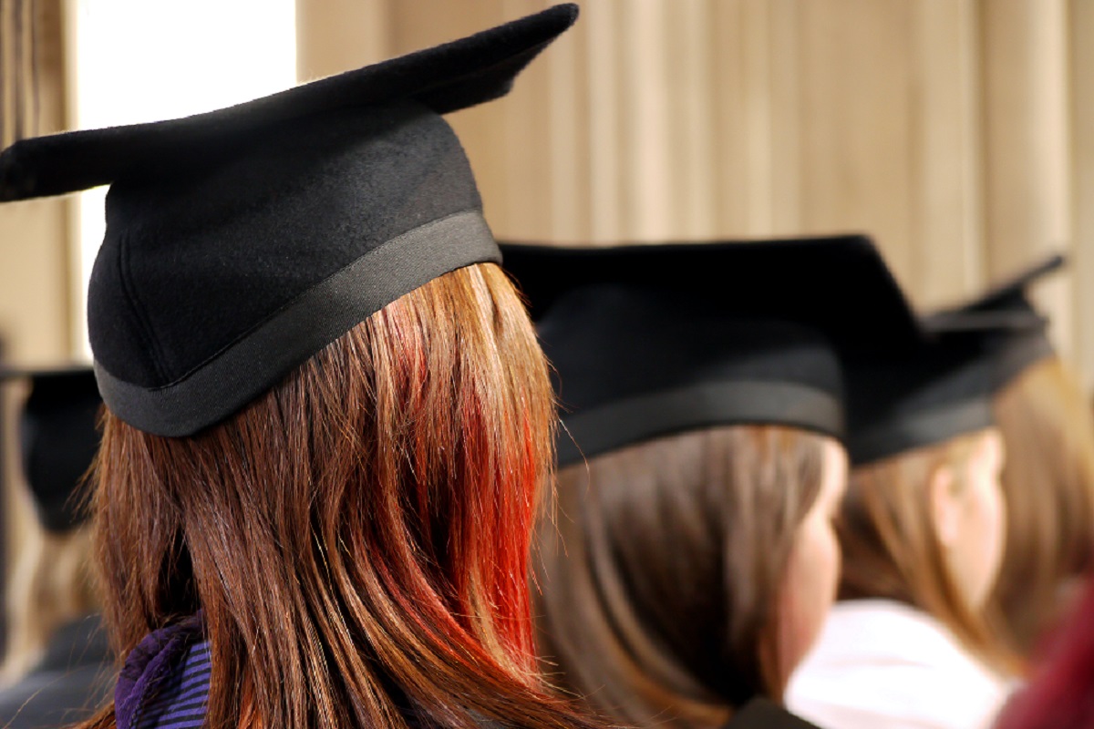 Una laureanda durante una tesi di laurea