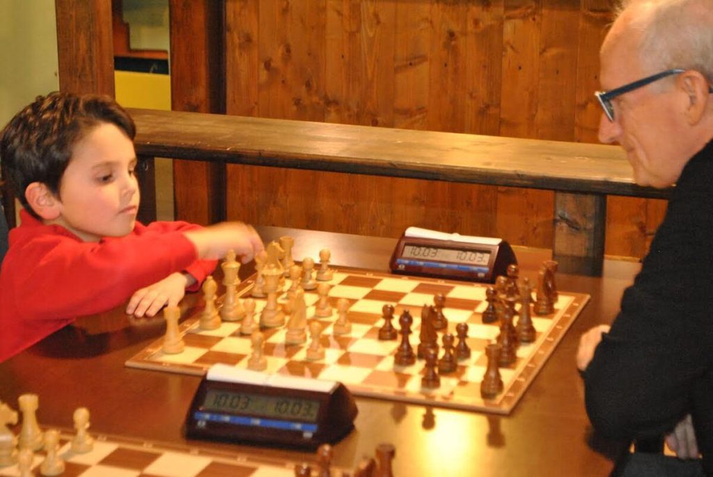 Un momento del torneo di scacchi ai Laghetti di Nonio. Sfida tra un bambino e un adulto