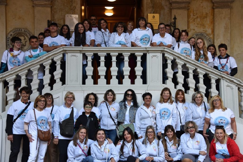 I volontari dell'associazione Neo-N Neonati a rischio in gruppo davanti alla scala d'accesso all'Aula Magna dell'ospedale di Novara