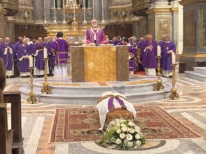 Mons. Arnolfo, mons. Brambilla e i celebranti durante i funerali mons. Carlo Orecchia