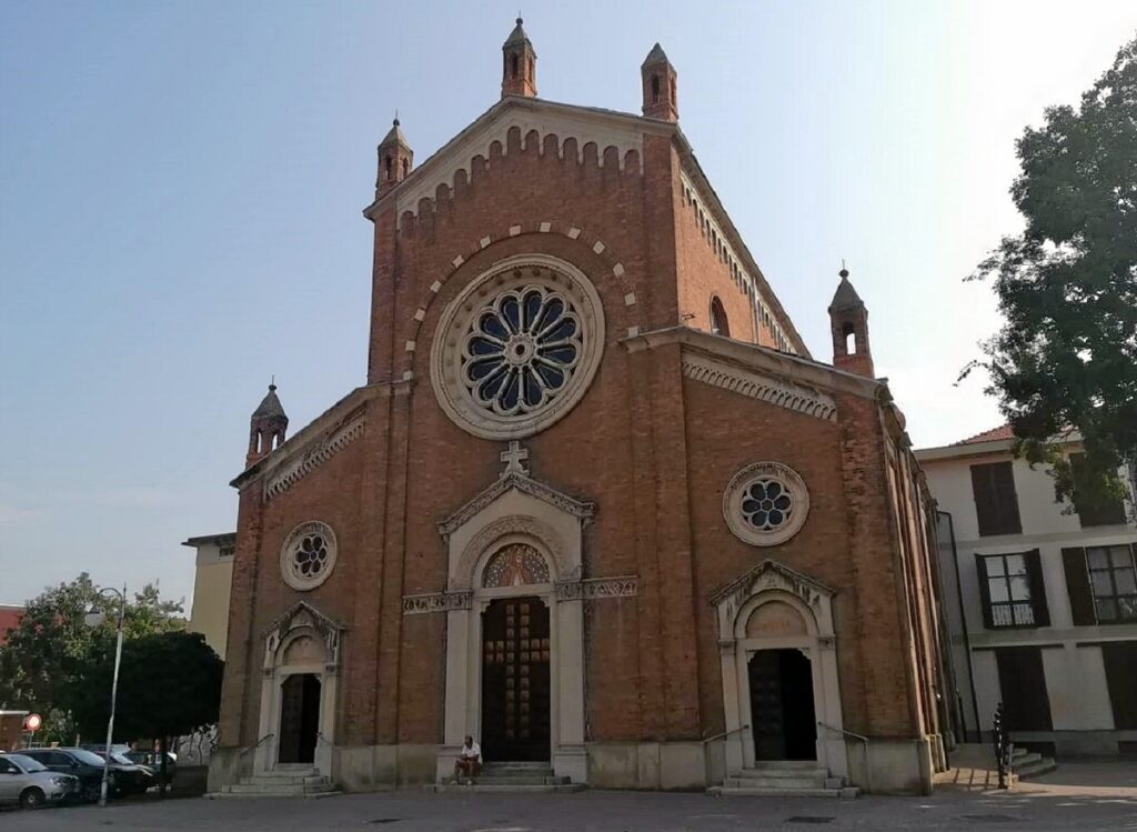 Uno scatto di piazza Monsignor Brustia con la chiesa parrocchiale di Sant'Agabio