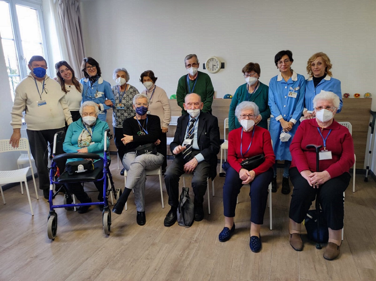 Casa di Giorno. Alcuni ospiti con i volontari di Avo