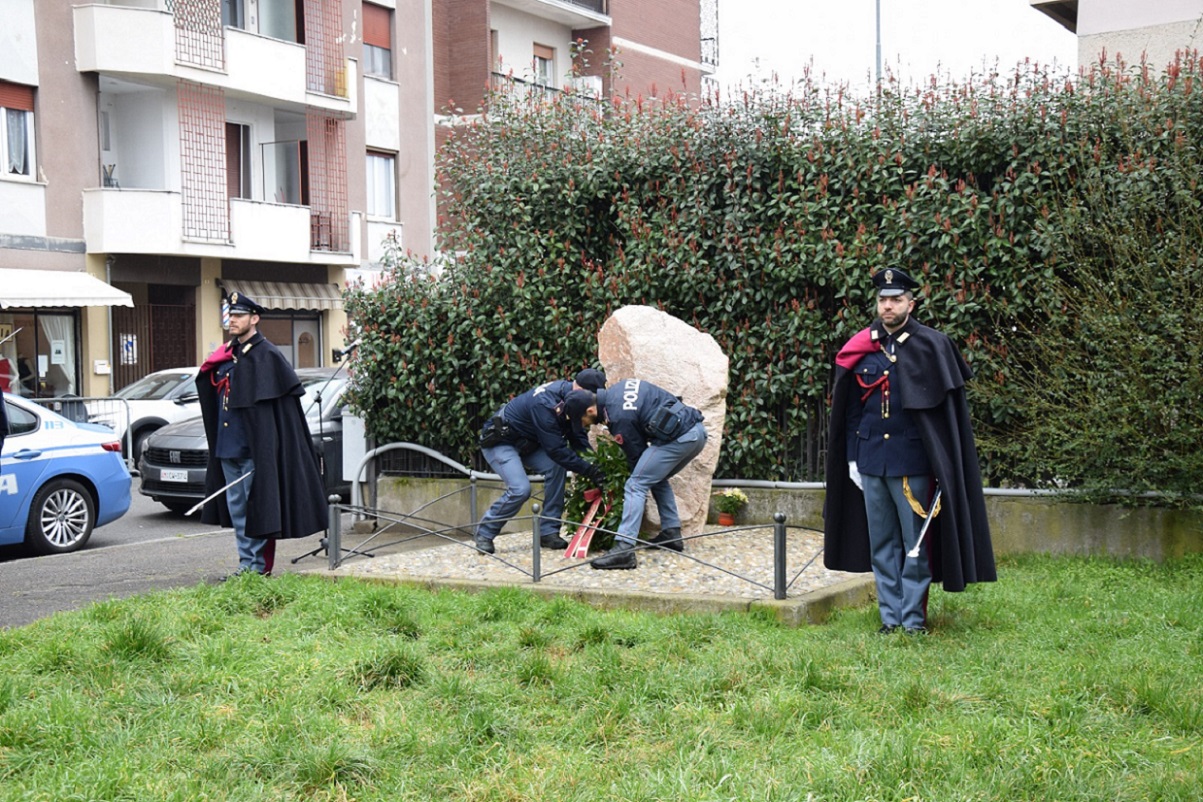 La deposizione della corona d'alloro al cippo che ricorda Biagio Franco in via Papa Sarto