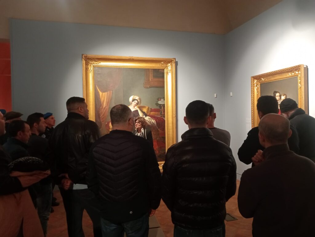 La delegazione di detenuti del carcere di Novara in visita alla mostra su Milano al Castello. Intenti a guardare uno dei quadri esposti