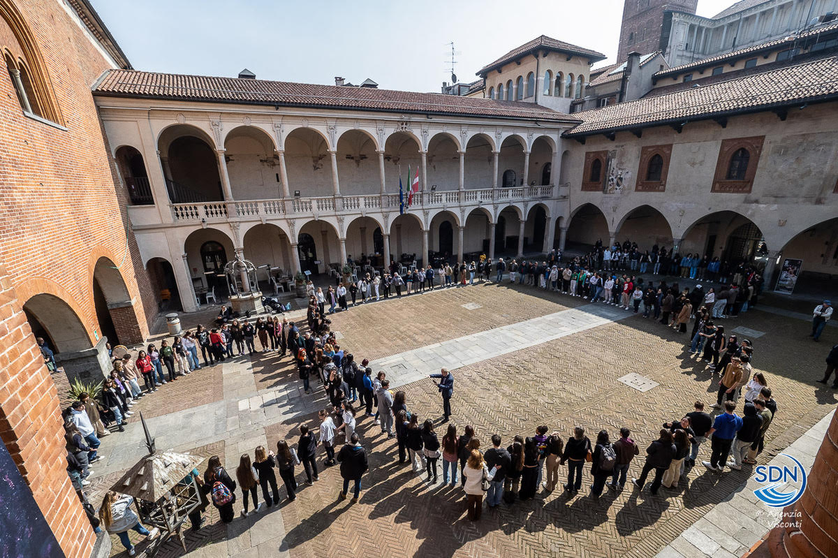 L'iniziativa del girotondo flash mob nel cortile del Broletto a Novara