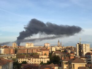 La nube di fumo dell'incendio di San Pietro Mosezzo vista da diversi punti di Novara