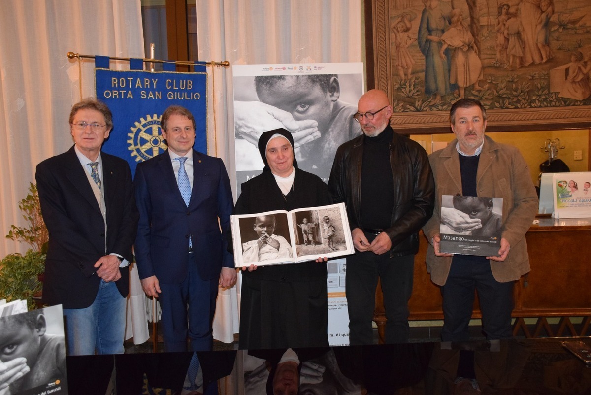 I rappresentanti del Rotary Orta San Giulio con suor Samuela Ferrari e il fotografo Walter Zerla con tra le mani il volume su Masango