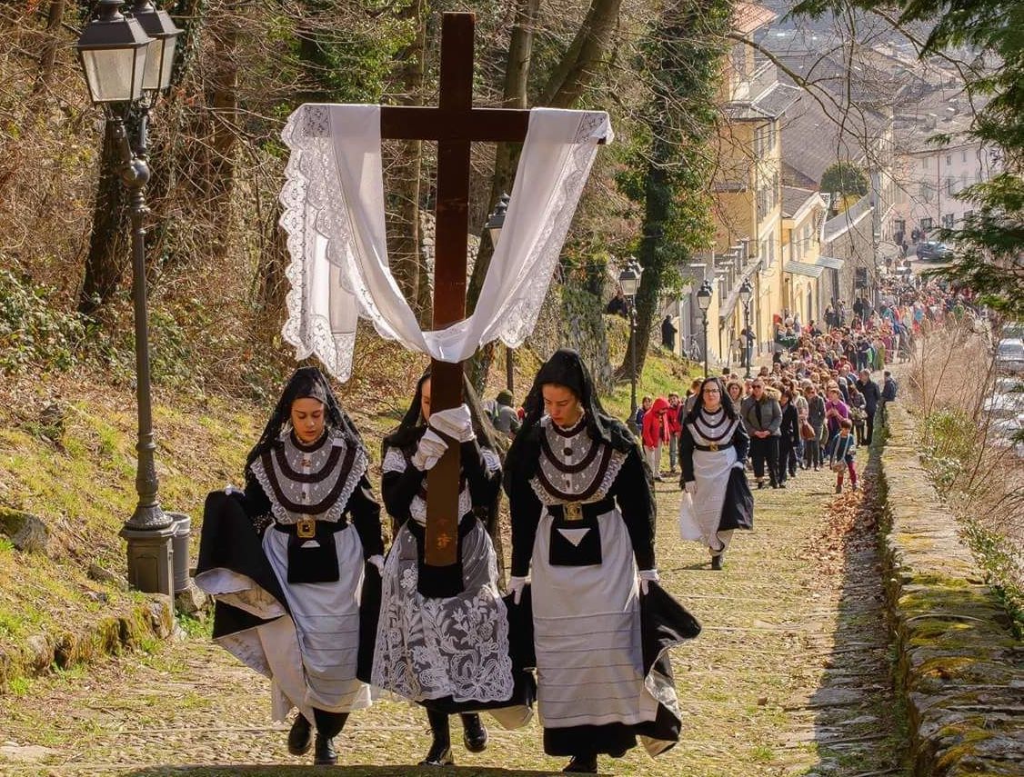 Un momento della salita al Sacro Monte con la processione delle sette Marie
