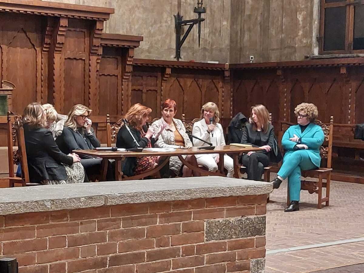 Le donne protagoniste nel Novarese all'Arengo del Broletto con "Mimose gentili"