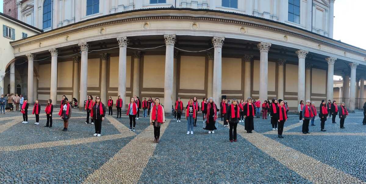 Veli rossi in piazza Duomo, a Novara, per il flash mob "Io ballo libera"