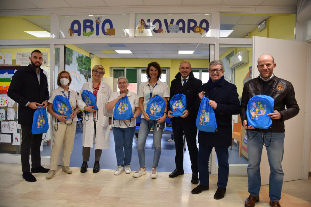 Un momento della donazione a pediatria dell'ospedale di Novara