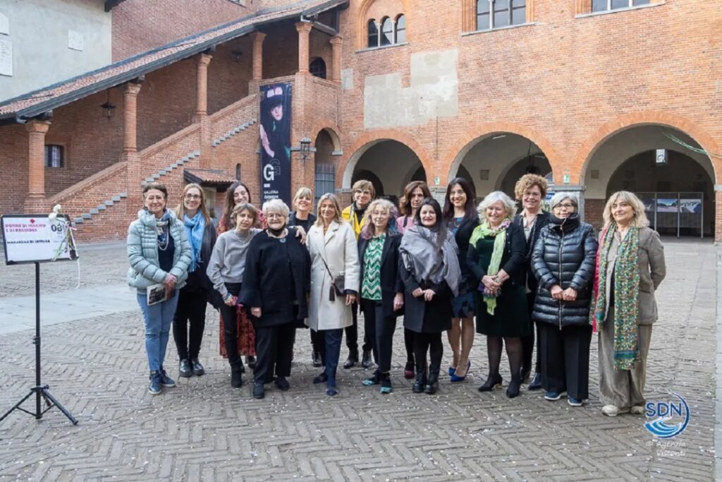 Foto di gruppo per l'edizione 2022 della maratona letteraria di "Voci di donna"