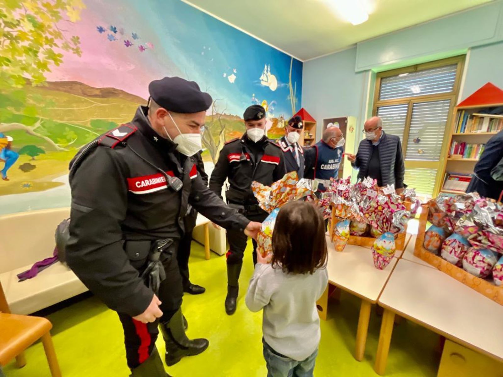 Verbania ospedale e Consorzio Servizi sociali dono uova Carabinieri