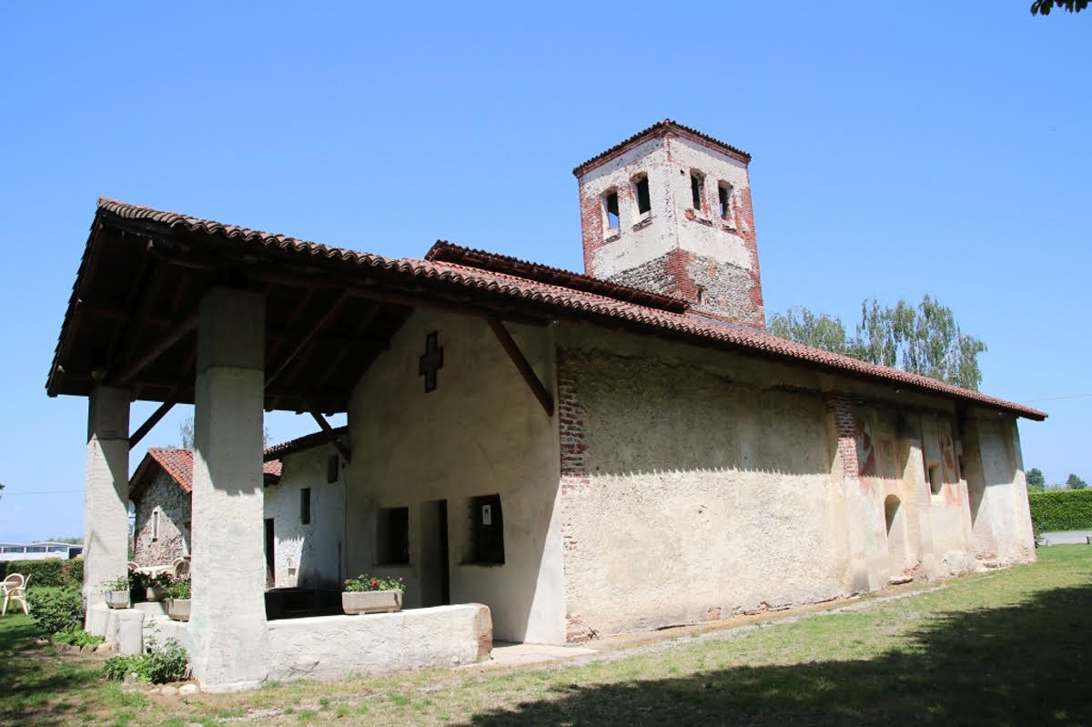 La chiesa della Santissima Trinità di Momo, partenza della camminata di lunedì 10 aprile per gli Amici di Santiago