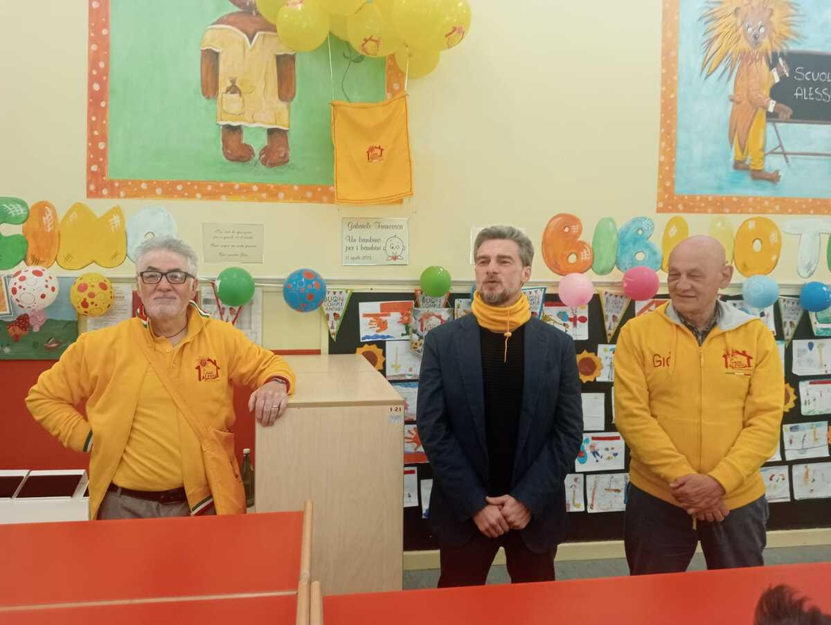 Gabriele Francesco. L'inaugurazione della targa alla scuola dell'Infanzia Alessia Mairati. Con Mairati, Iacaruso e Antonio Mastrandrea, volontario di Casa Alessia