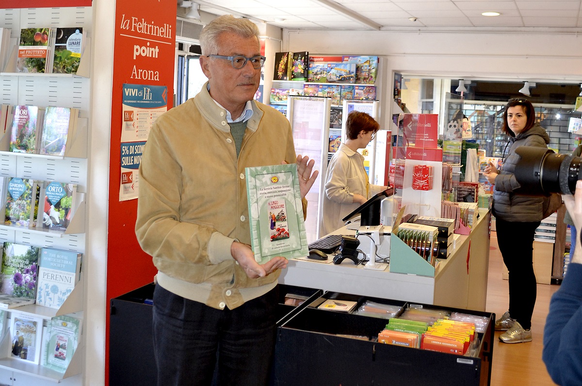 Michele Cimelli con il suo libro alla Feltrinelli di Arona