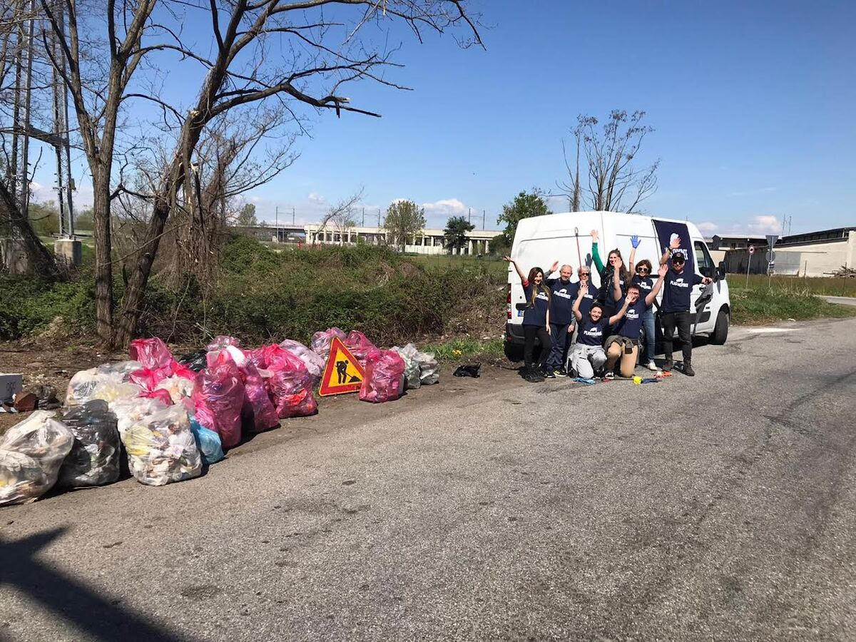 "Plastic free". Alcuni volontari con i rifiuti raccolti nella giornata del 2 aprile