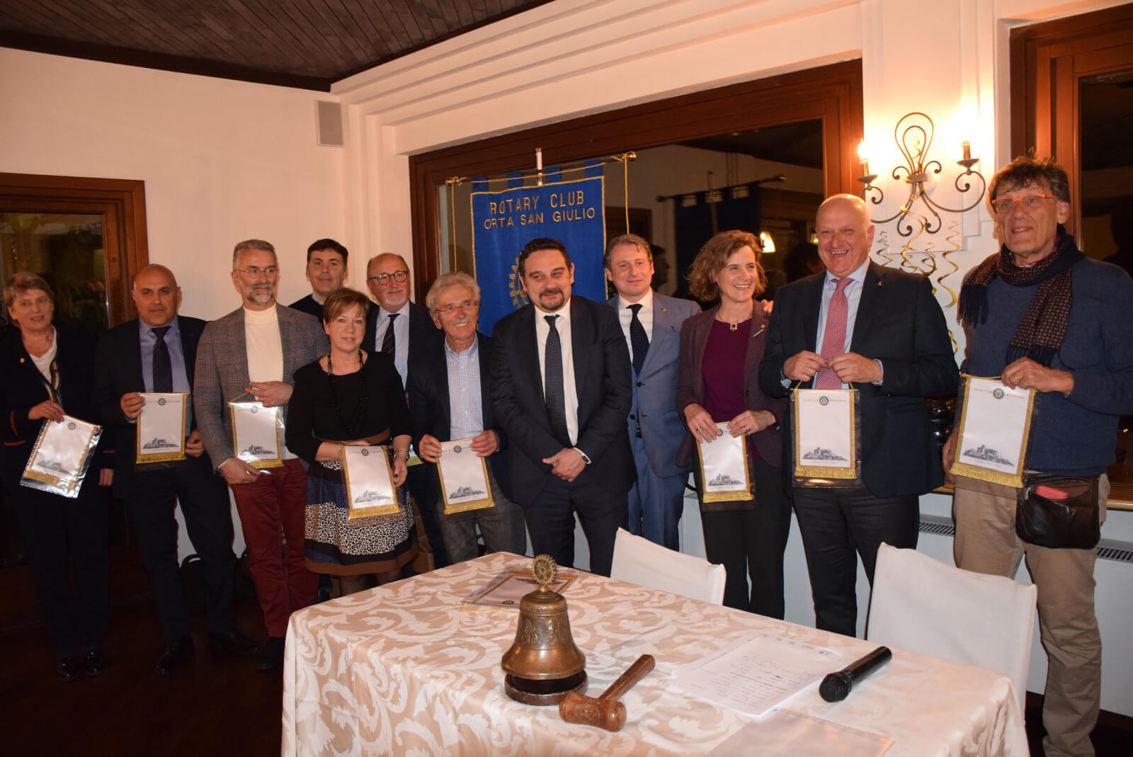 Al centro Alessandro Canelli, con i sindaci della zona