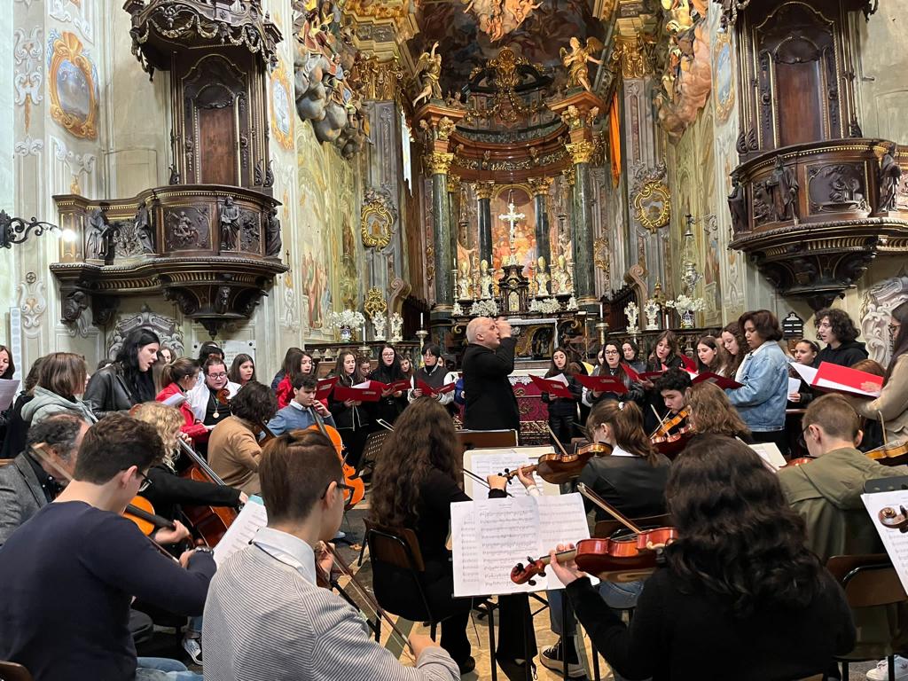 Gli studenti all'esibizione finale del progetto "Sacri Monti in musica"
