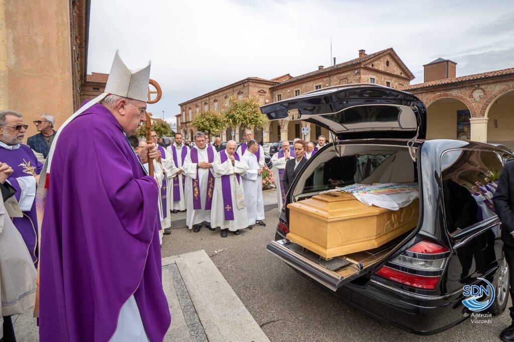 Il funerale del vescovo missionario dom Guerrino Brusati a Bellinzago