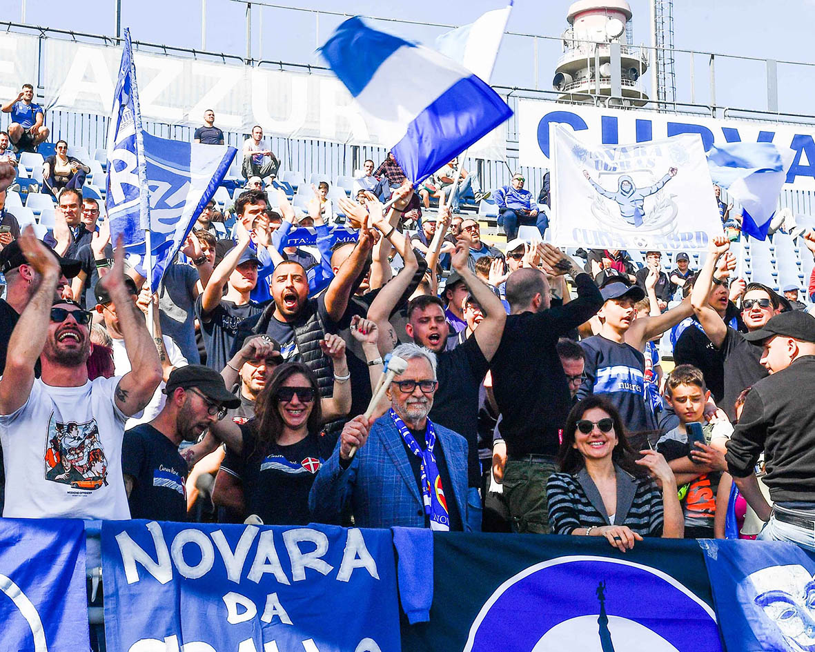 Il presidente Ferranti in mezzo ai tifosi del Novara