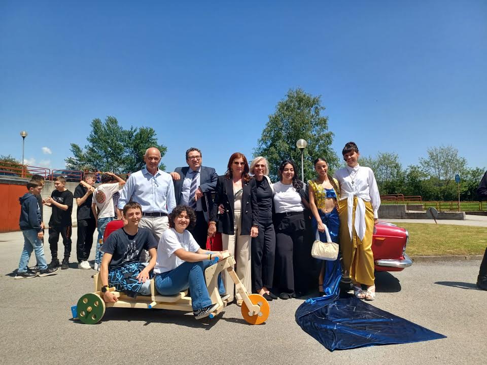 I ragazzi dell'istituto Lancia con gli organizzatori