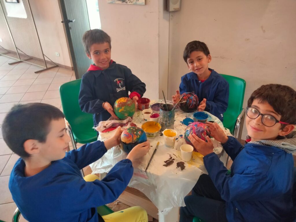 I bambini impegnati a realizzare le sfere per la colonna d'Amore

