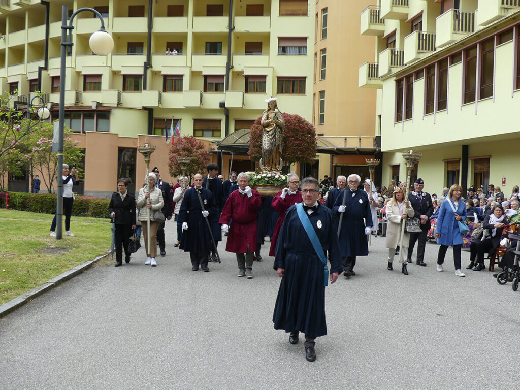 La processione con la statua dell'Incoronata a Varallo dopo i restauri in una foto d'archivio