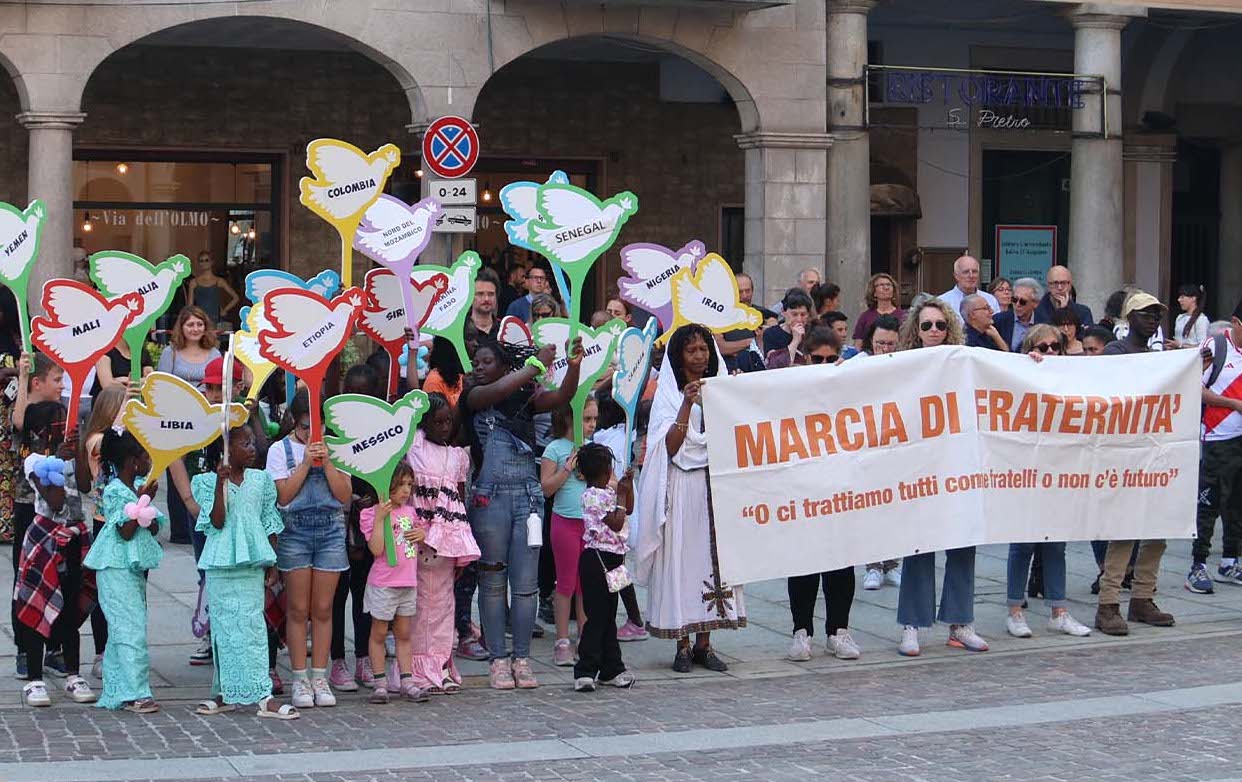 marcia della pace borgomanero 6 maggio 2023, bambini acclamano la pace