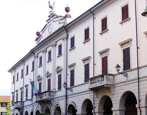 Il municipio di Galliate - Foto di F Ceragioli, CC BY-SA 3.0 , attraverso Wikimedia Commons