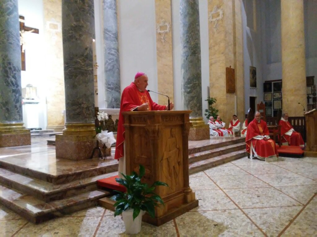 Il vescovo Franco Giulio durante la Veglia di Pentecoste a Boca