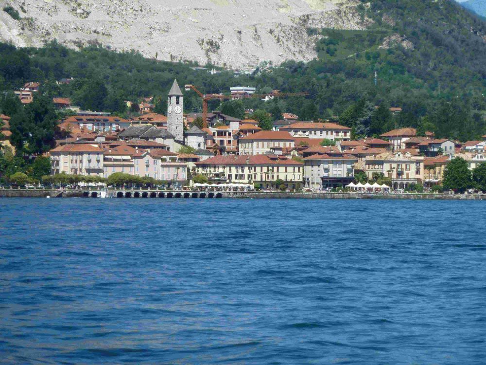 Una veduta di Baveno dal Lago Maggiore