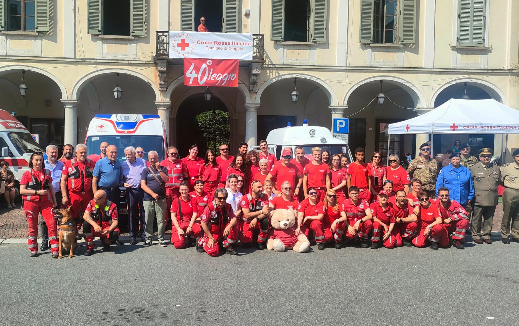 Foto di gruppo per il Comitato della Cri di Oleggio