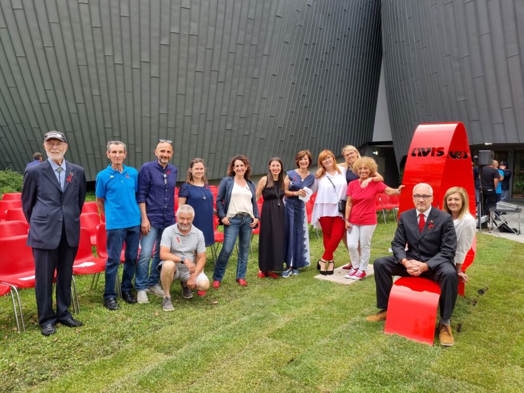 Volontari AVIS Verbania Teatro Il Maggiore Panchina Rossa