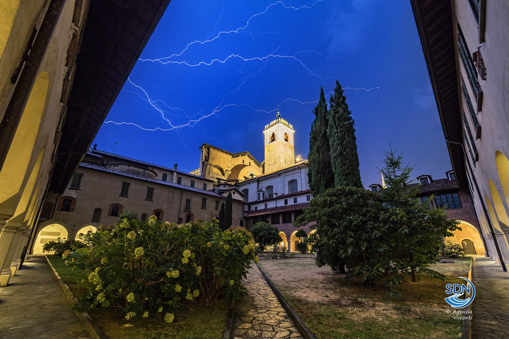 Lampi nel cielo visto dalla canonica di Novara - Foto di Alessandro Visconti