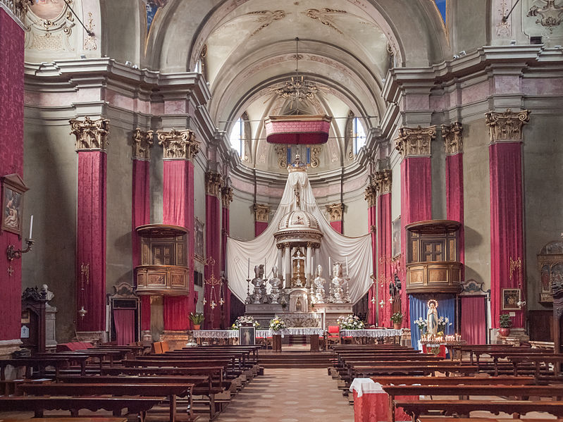 L'interno della Collegiata di Cannobio