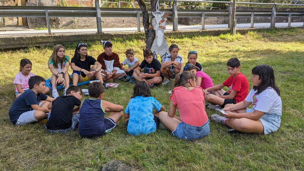 Un momento della riflessione nei gruppi al campo scuola ad Antrona