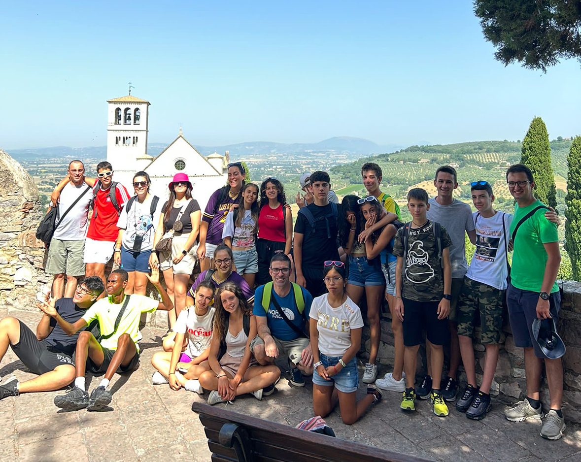 Foto di gruppo per i giovani di Verbania e Pallanza ad Assisi estate 2023