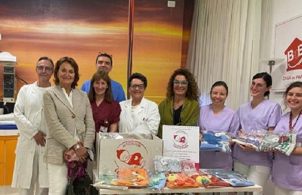 Cappellini, magliettine, corredini per i bimbi della Neonatologia del Castelli di Verbania dalle volontarie di Cuore di Maglia