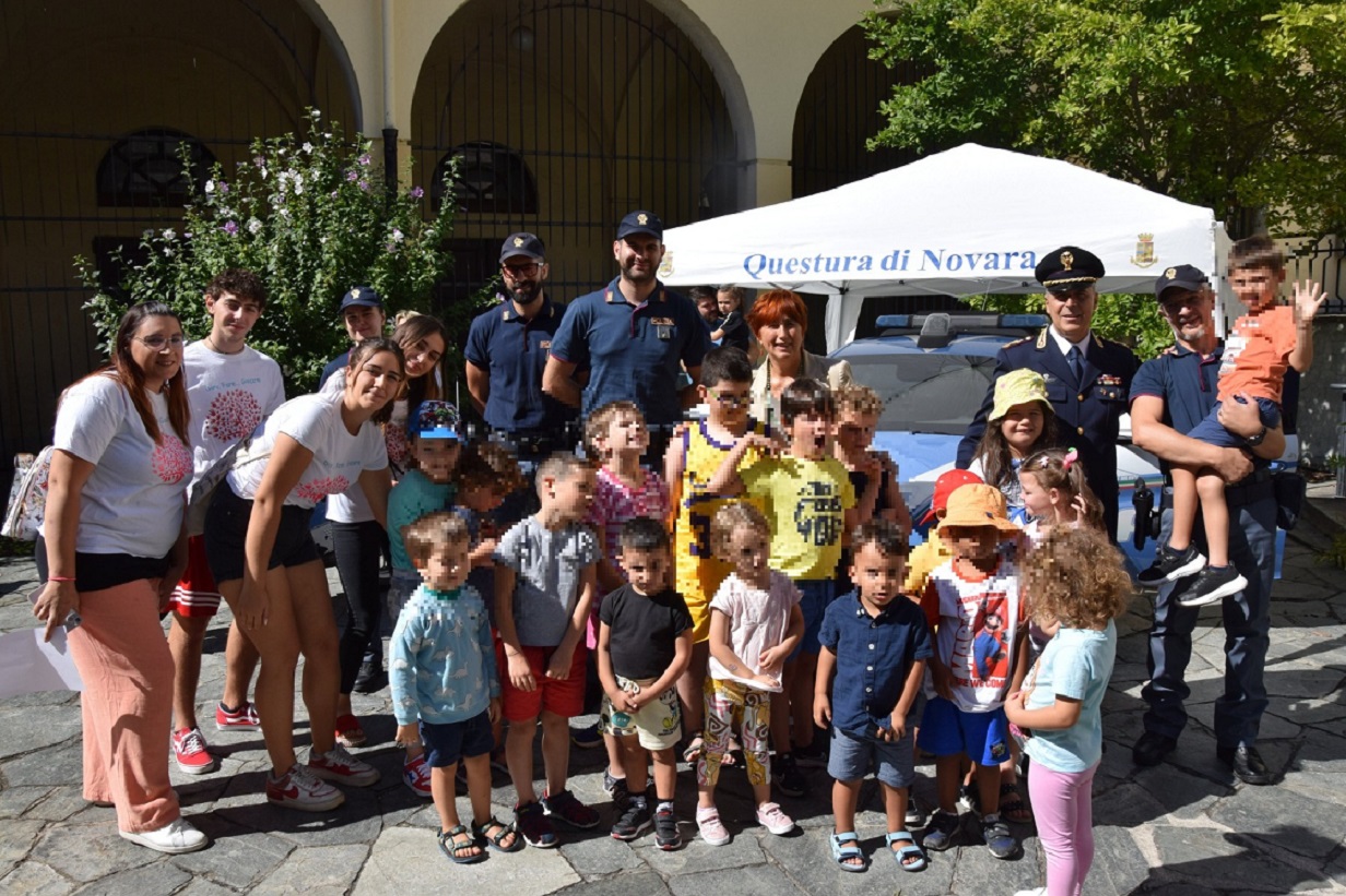 Bambini del Centro estivo "Dire, fare, giocare" ospiti in Questura, a Novara