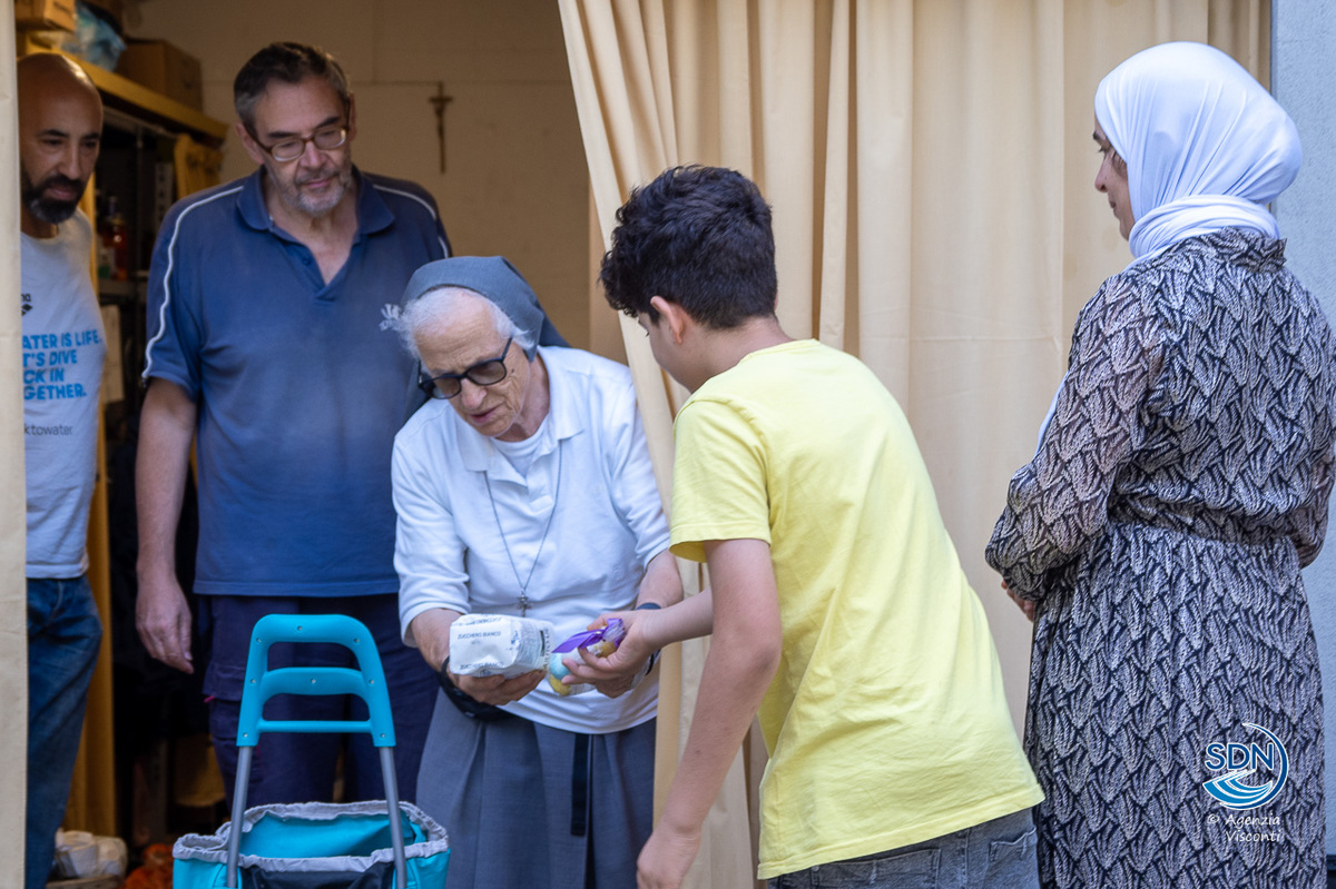 Mense dei poveri ad agosto a Novara. Suor Maria Battocchio e i suoi volontari